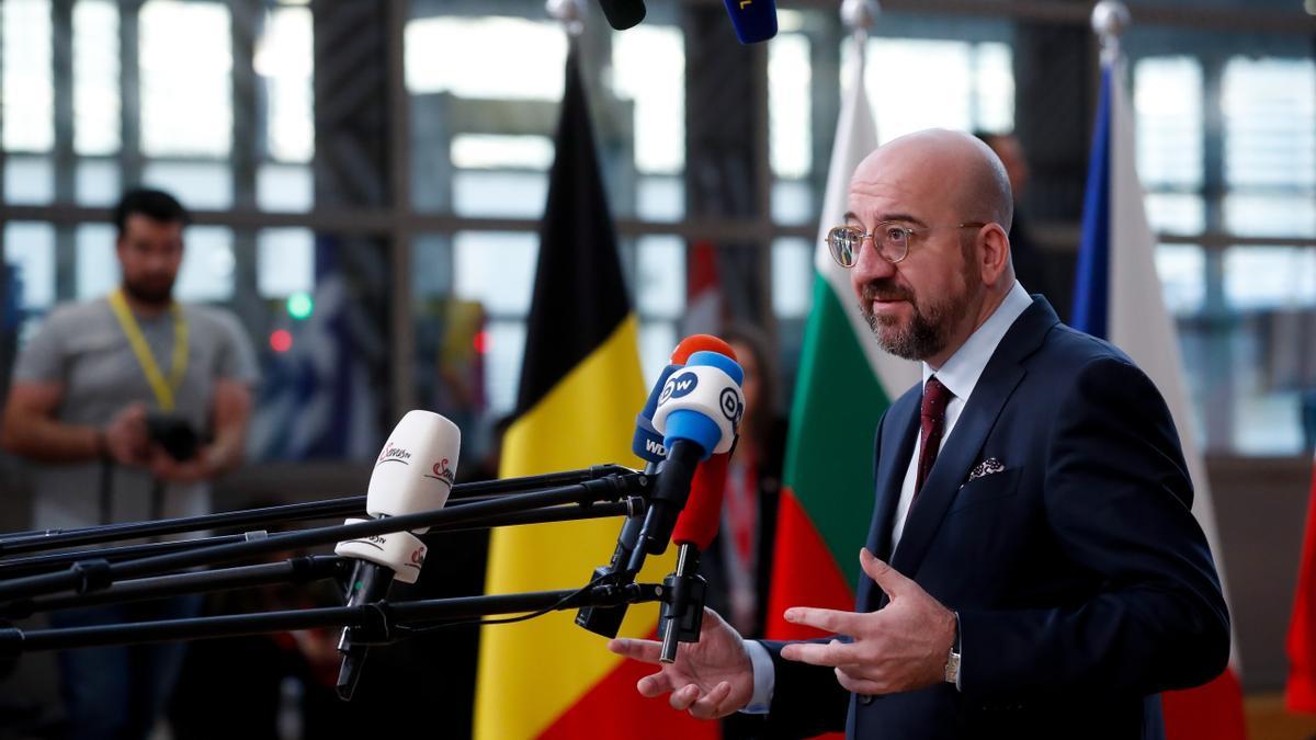 El presidente del Consejo Europeo, Charles Michel, habla con los medios de comunicación a su llegada a un Consejo Europeo en Bruselas este 15 de diciembre.