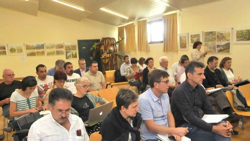 Asistentes a la reunión de los órganos de gestión en Campo de Caso.