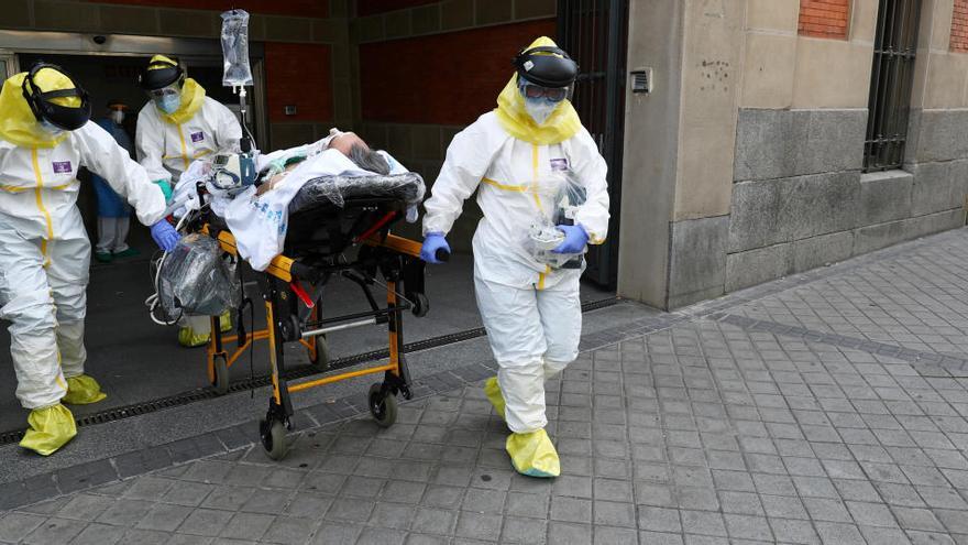 Miembros del Summa en Madrid trasladan a un paciente.