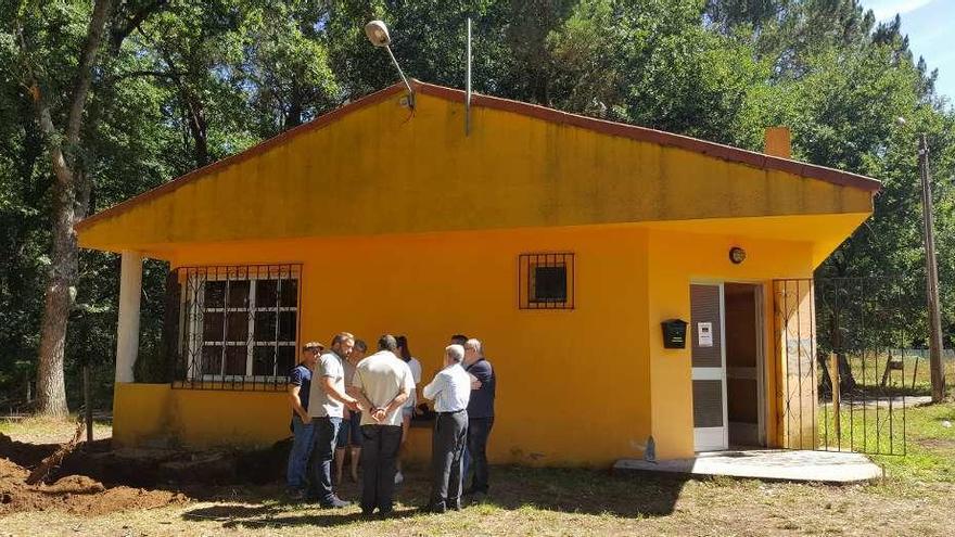 Rafael Cuíña mantuvo ayer una reunión con vecinos de Prado, coincidiendo con el inicio de las tareas de reforma y ampliación del local social de la parroquia.