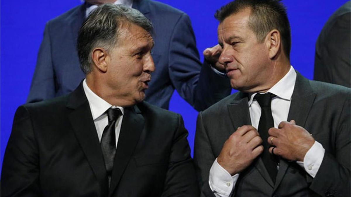 Dunga charla con el Tata Martino tras el sorteo