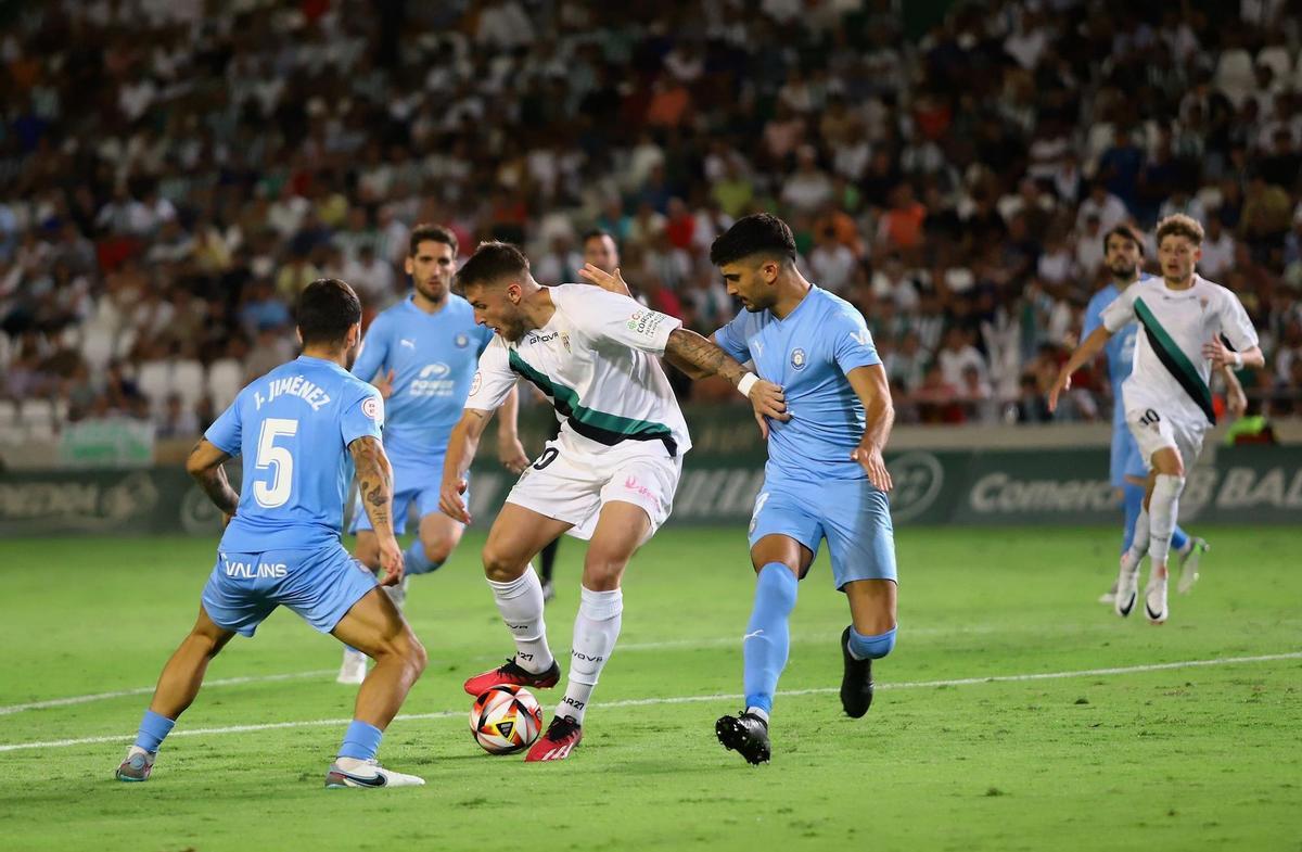 Casas controla un balón durante el encuentro inaugural de la Liga 2023-24 en El Arcángel entre el Córdoba CF y el Ibiza (2-3).