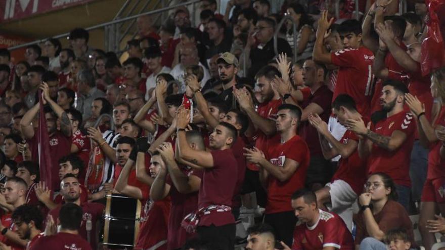 Aficionados en el partido del domingo ante el Numancia. | ISRAEL SÁNCHEZ
