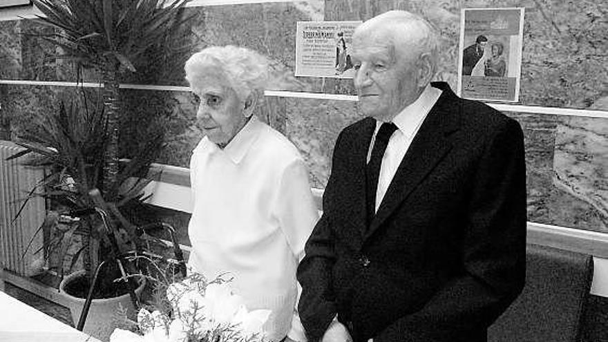 Amalia Fernández y Ricardo Álvarez, ayer, durante la fiesta, en la residencia tinetense.