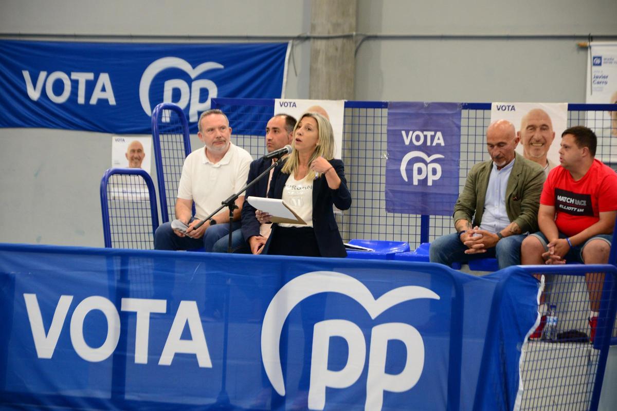 La número dos del PP de Moaña, Araceli Otero se dirige al público en el mitin final de campaña.jpg