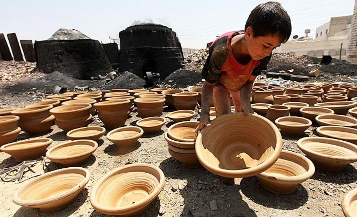 Un nen treballa en una terrisseria d’Hebron, Cisjordània, aquest dimarts.