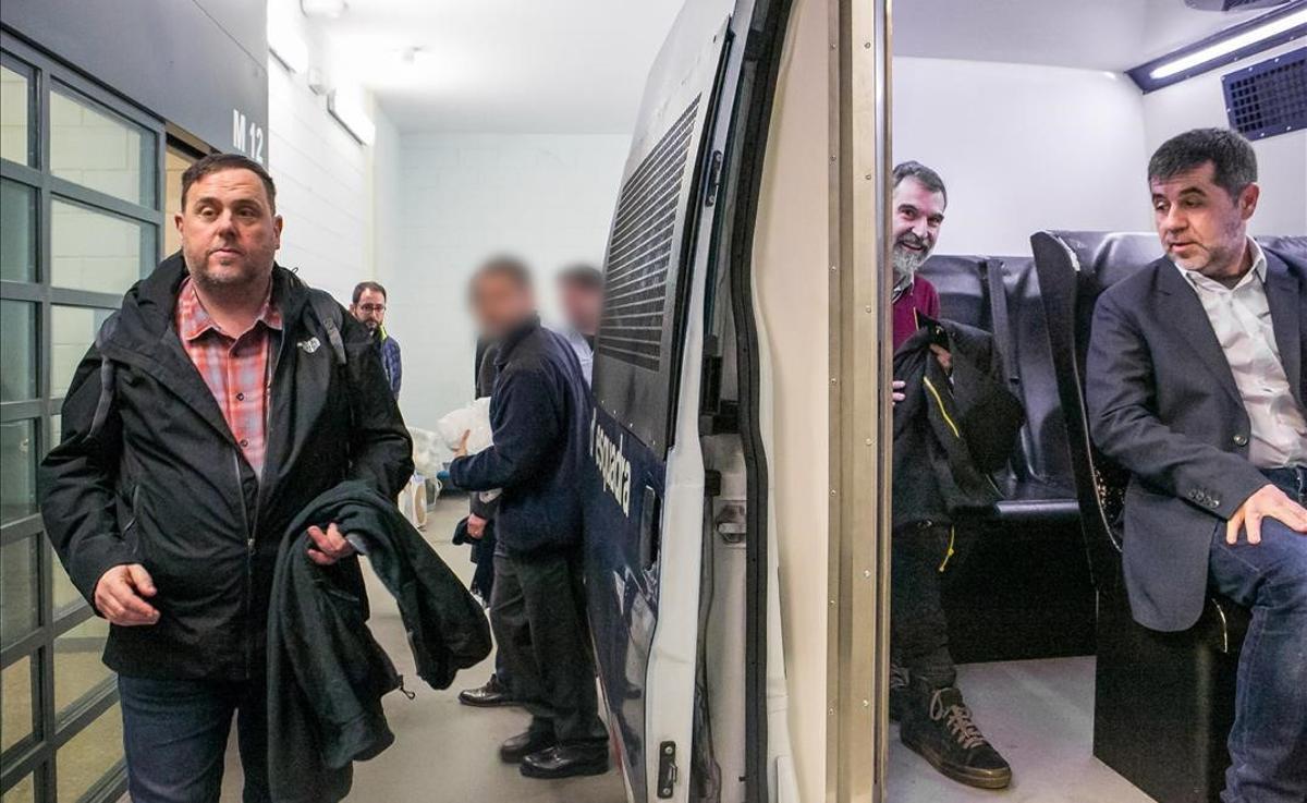 El exvicepresidente Oriol Junqueras, a punto de entrar en el coche policial donde están Jordi Cuixart y Jordi Sànchez.