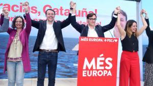 El líder del PSC, Salvador Illa, celebrando la victoria con los candidatos Javi López, Laura Ballarín y Leire Pajín