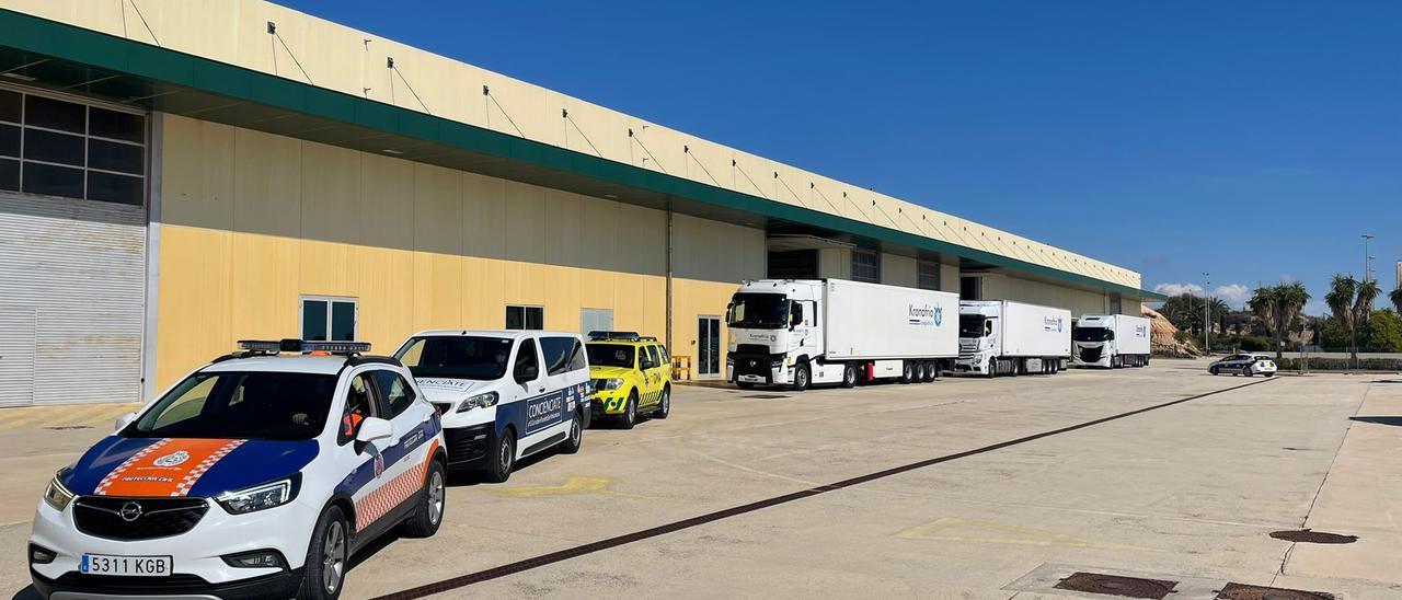 Tres de los camiones con ayuda humanitaria que partirán desde Elche a Ucrania