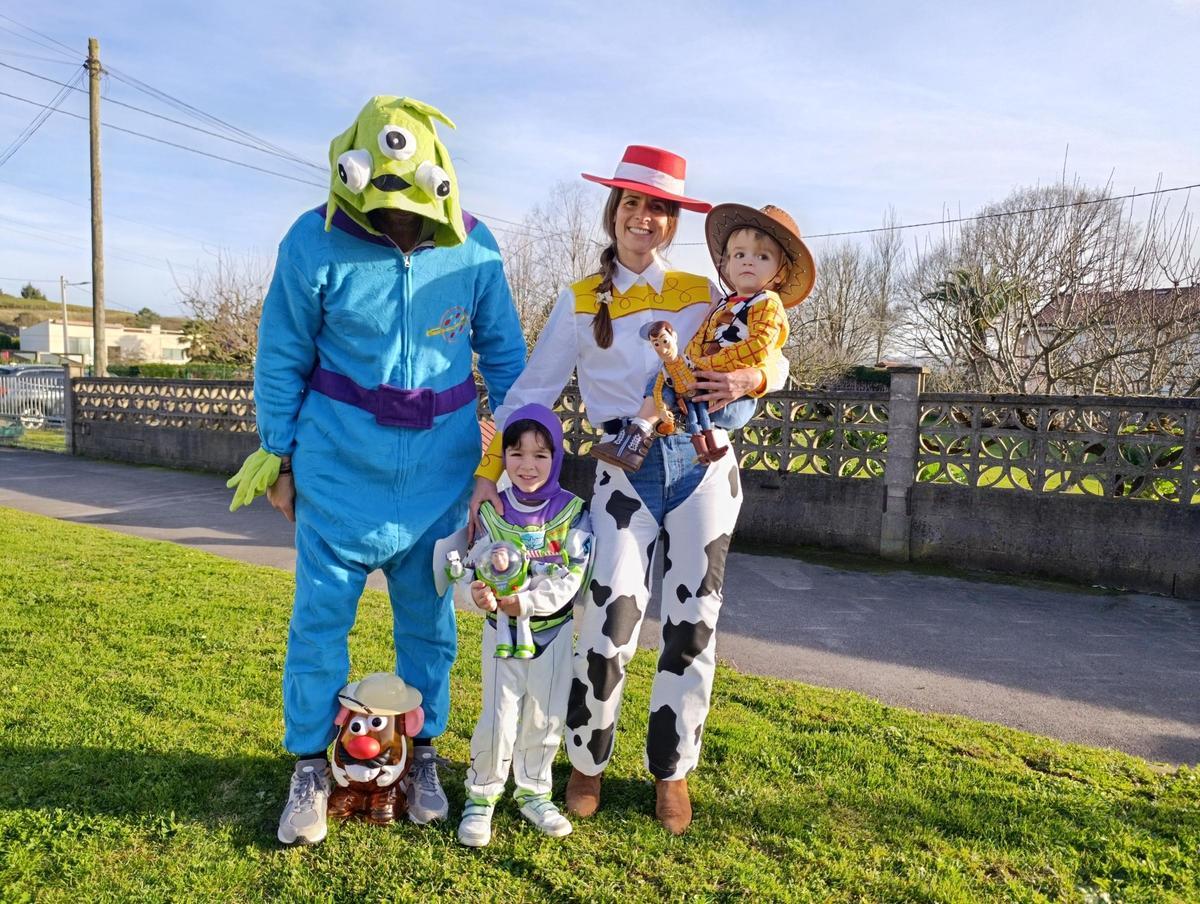 Una de las familias asistentes a la celebración disfrazada de los personajes de "Toy Story".