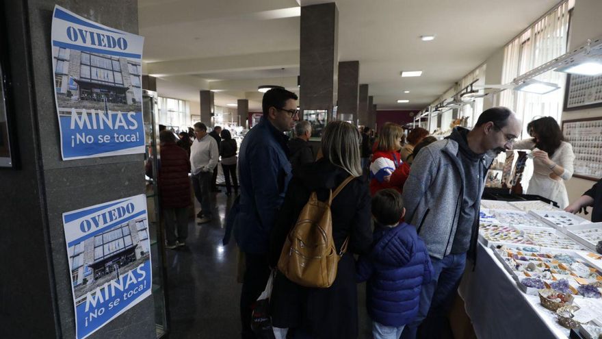 Carteles reivindicando la permanencia de Minas en Oviedo durante la exposición de minerales celebrada hace unos días en la Escuela. | Luisma Murias