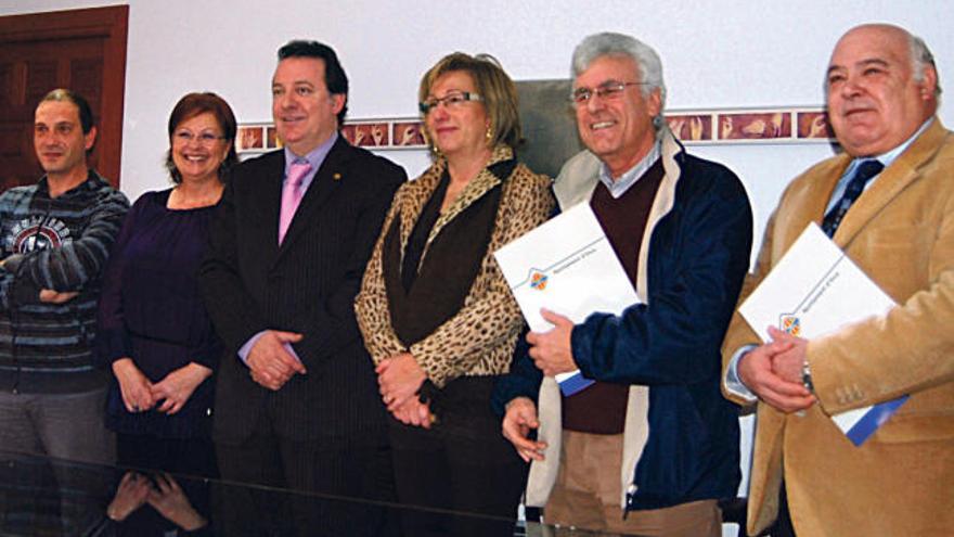 El alcalde y la edil de Cultura con los benefactores.