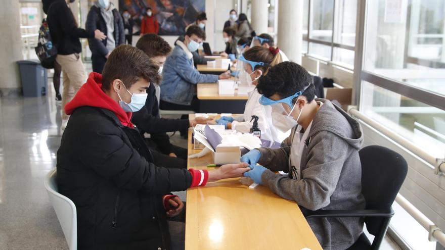 Alumnos de Enfermería realizando test rápidos de Covid en Vigo.