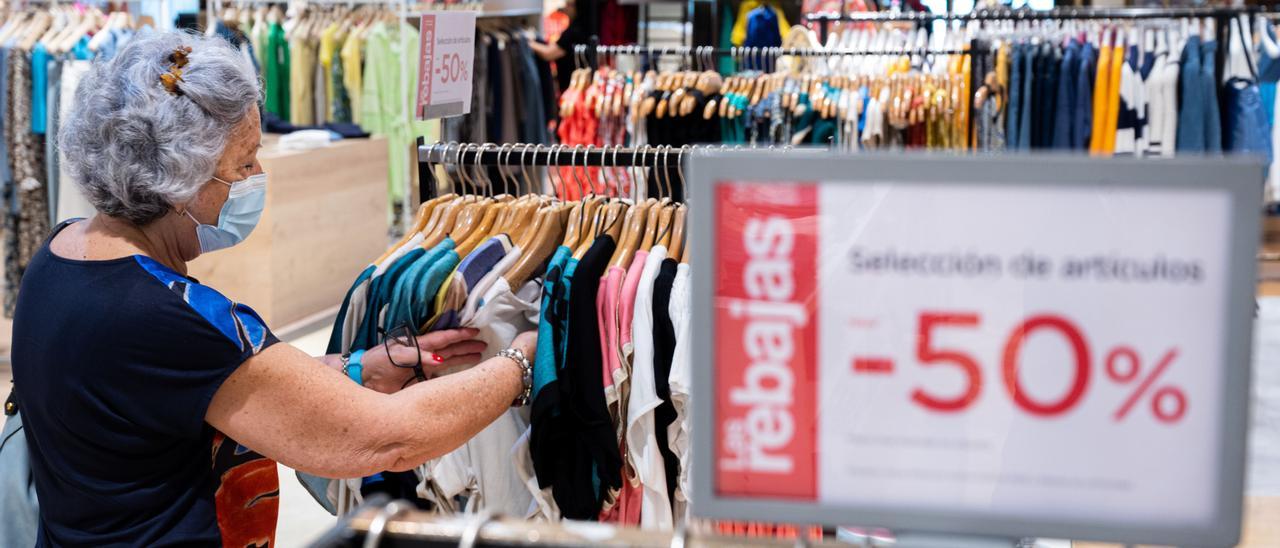 Una clienta mira camisetas y vestidos durante el primer día de rebajas, ayer en el Corte Inglés de Castellón.