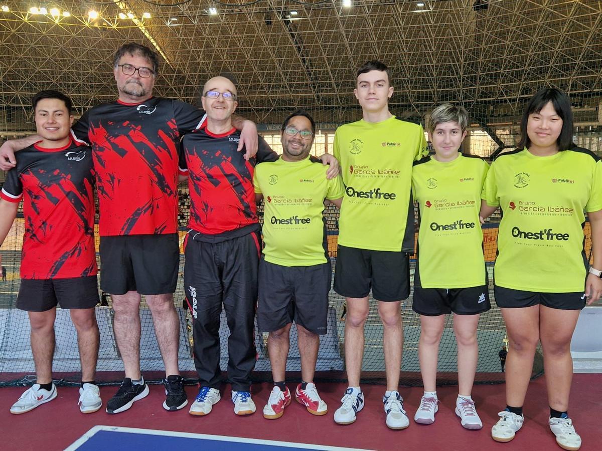 Los palistas del conjunto A del Corriol Oliva, en la foto previa al encuentro junto a sus oponentes