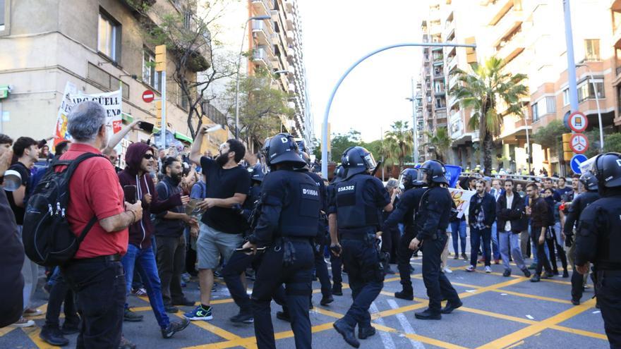 Els Mossos dispersen a cops de porra manifestants contra la desfilada de Louis Vuitton al Park Güell
