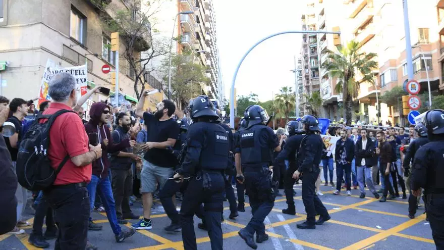 Els Mossos dispersen a cops de porra manifestants contra la desfilada de Louis Vuitton al Park Güell