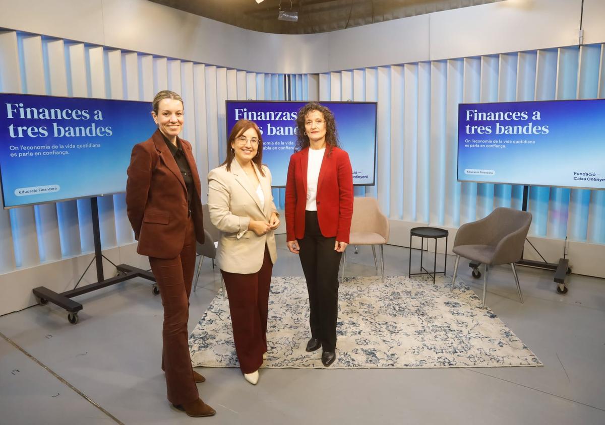 Silvia Tomás junto a las invitadas, Elena Enguix y Mapi Amela