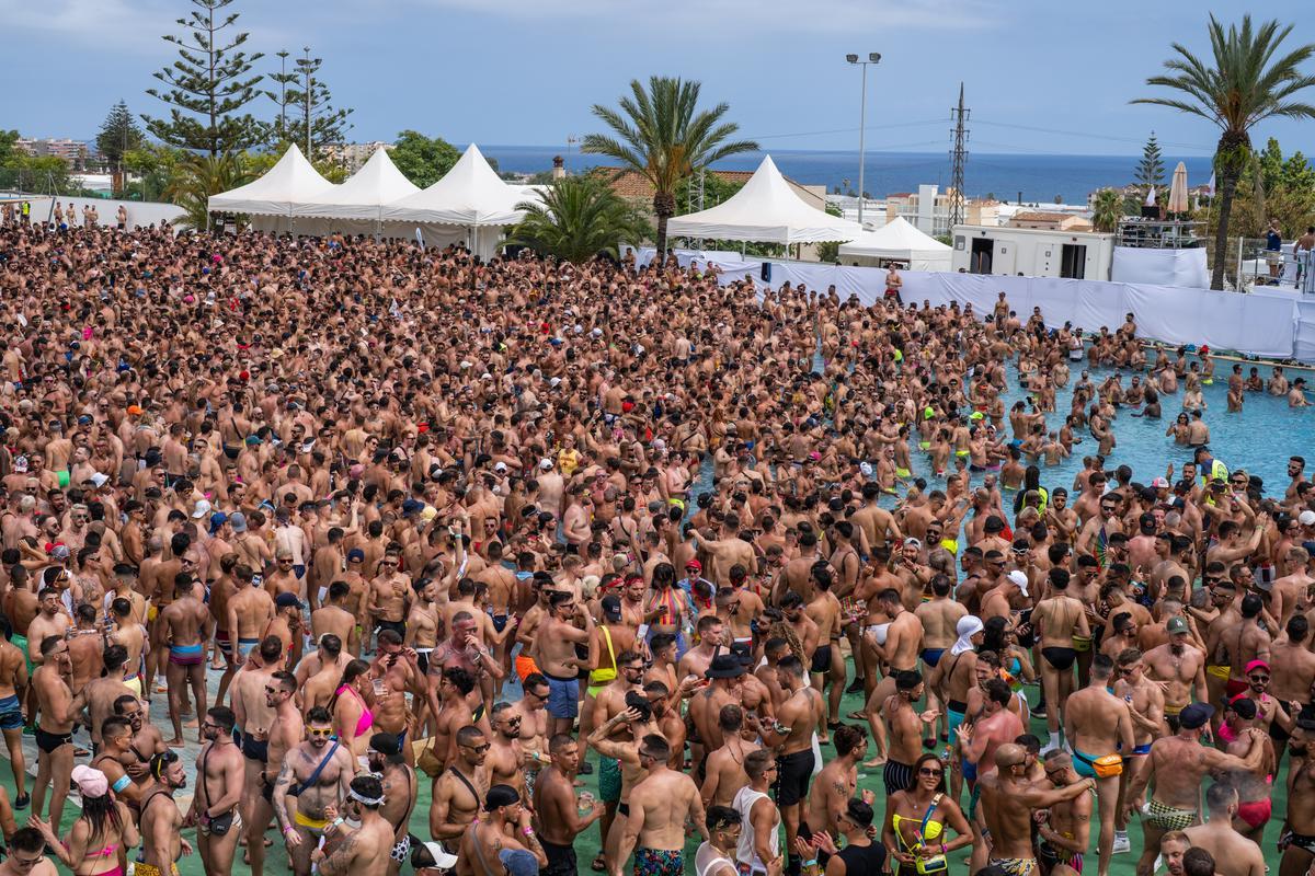 Miles de personas en la piscina principal de la fiesta acuática del Circuit Festival, este martes.