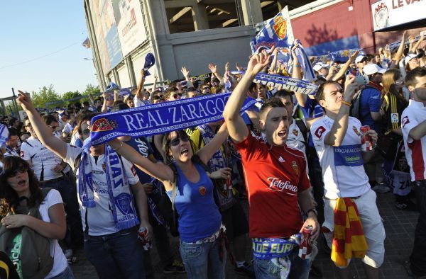 Apoteósica llegada del Real Zaragoza al Ciudad de Valencia.