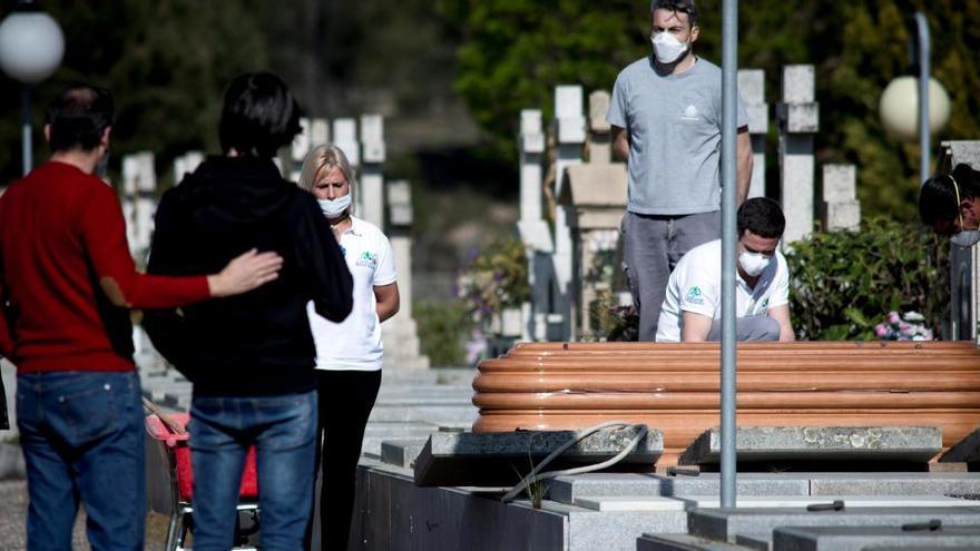 Celebración de un entierro por un fallecido a causa del coronavirus.