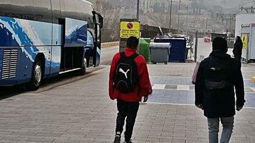 Un dels autocars que fan el servei temporal de Renfe entre Manresa i Sant Vicenç, esperant ahir per sortir