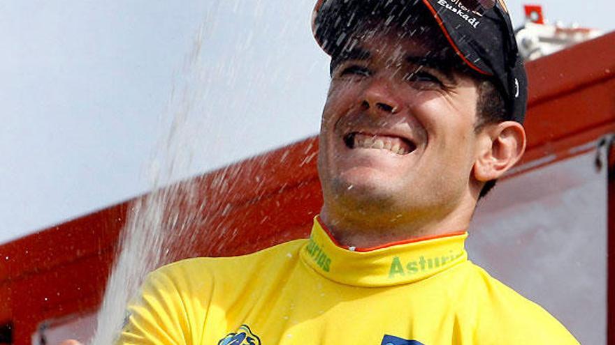 El corredor español Pablo Urtasun, del equipo Euskaltel-Euskadi, en el podio tras ganar la primera etapa y colocarse líder de la 54 edición de la Vuelta Ciclista a Asturias tras una llegada al esprint entre Oviedo y Llanes, de 156 kilómetros.