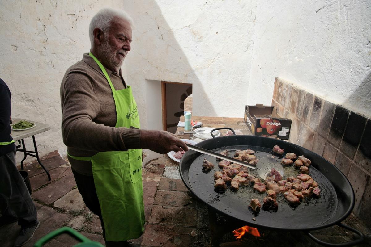 El 'xato' Prades, el pasado año, cocinando la paella del día del encuentro, el domingo anterior al comienzo de las fiestas.