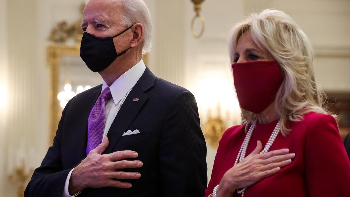 Joe y Jill Biden participan en una plegaria virtual en la Casa Blanca, este jueves.