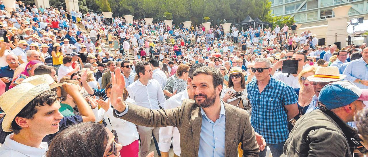 Baño de masas.  El líder del PP, rodeado de militantes en un acto del partido en Benidorm el año pasado.