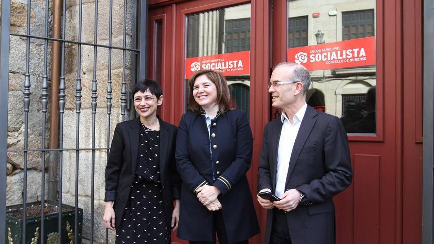 Pilar Cancela, junto a Vázquez Barquero y Rocío Frutos, en Ourense. // I. Osorio