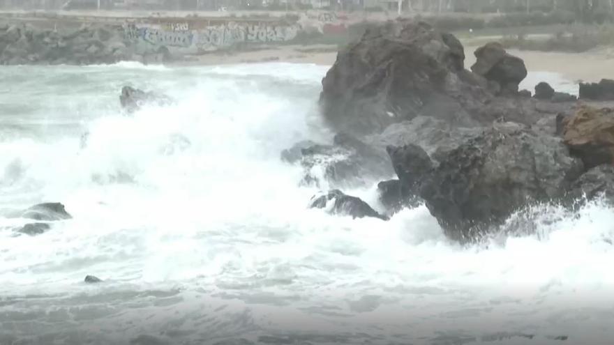 Onades de dos metres i mig colpegen el litoral català