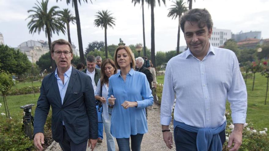 María Dolores de Cospedal, entre Alberto Núñez Feijóo y Diego Calvo, en una visita a A Coruña durante las campañas de las primarias del PP, el pasado 30 de junio