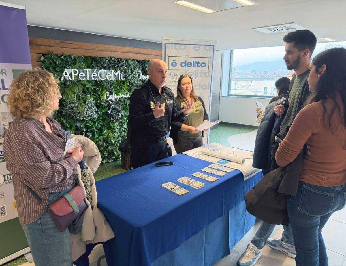 La mesa informativa en las instalaciones del CHUO. | |   I.OSORIO