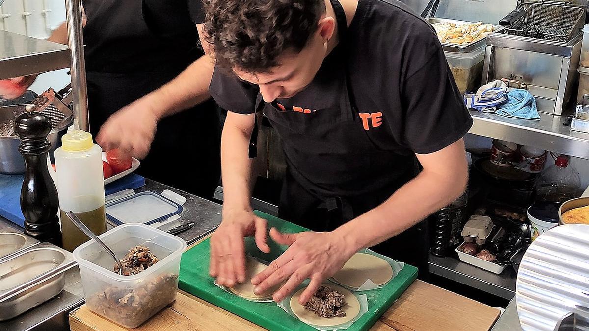 Ferran Martín, 'Ferri', montando las empanadillas de Bar Torrente.