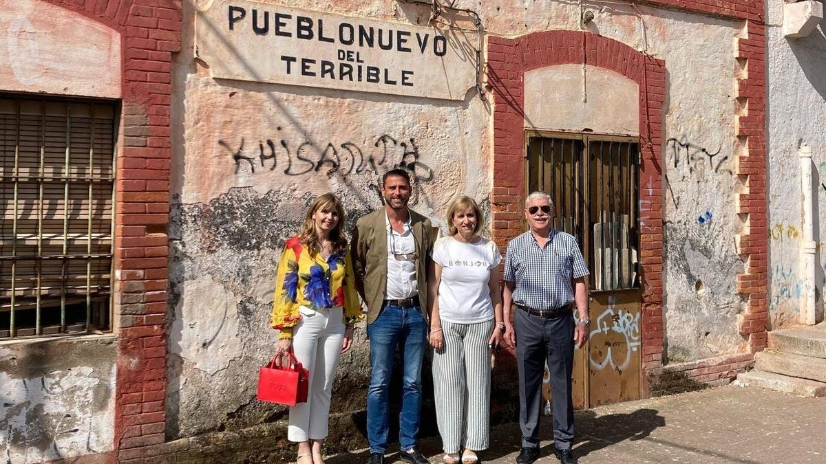 María José Muñoz, Pedro López, María Victoria Paterna y Ángel Cañizares, ante la antigua estación.