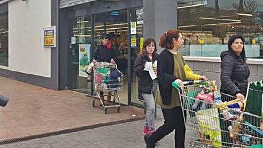 Veïns comprant a un supermercat de Platja d&#039;Aro.