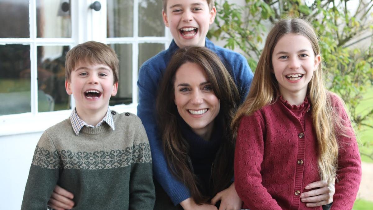 Kate Middleton junto a sus hijos George, Charlotte y Louis.