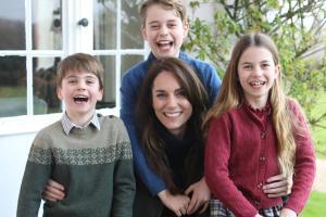 Kate Middleton pide perdón por la foto retirada por manipulación: A veces experimento con la edición