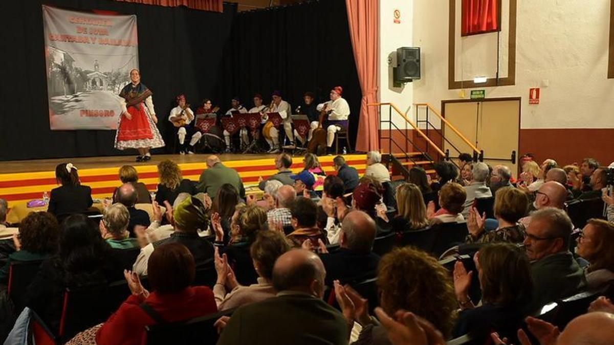 Joteros y joteras de todas las edades mostraron su talento sobre el escenario en el certamen de Pinsoro.