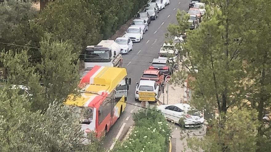 Vecinos de Deià denuncian que el colapso de coches es un «caos total»