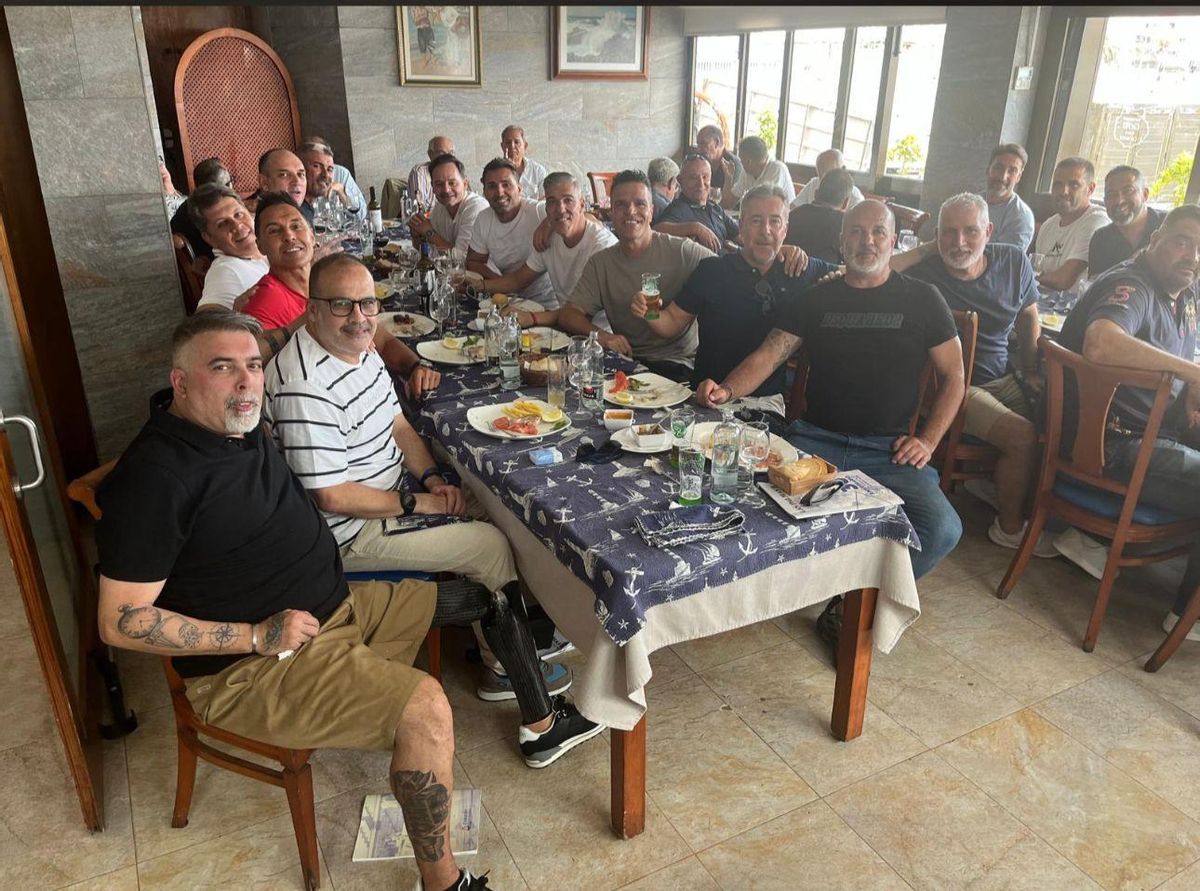 Toni Valido, primero en el margen izquierdo y en la parte inferior, posa junto al resto de integrantes del filial de la 94-95, campeón de la Copa Federación en La Marinera.