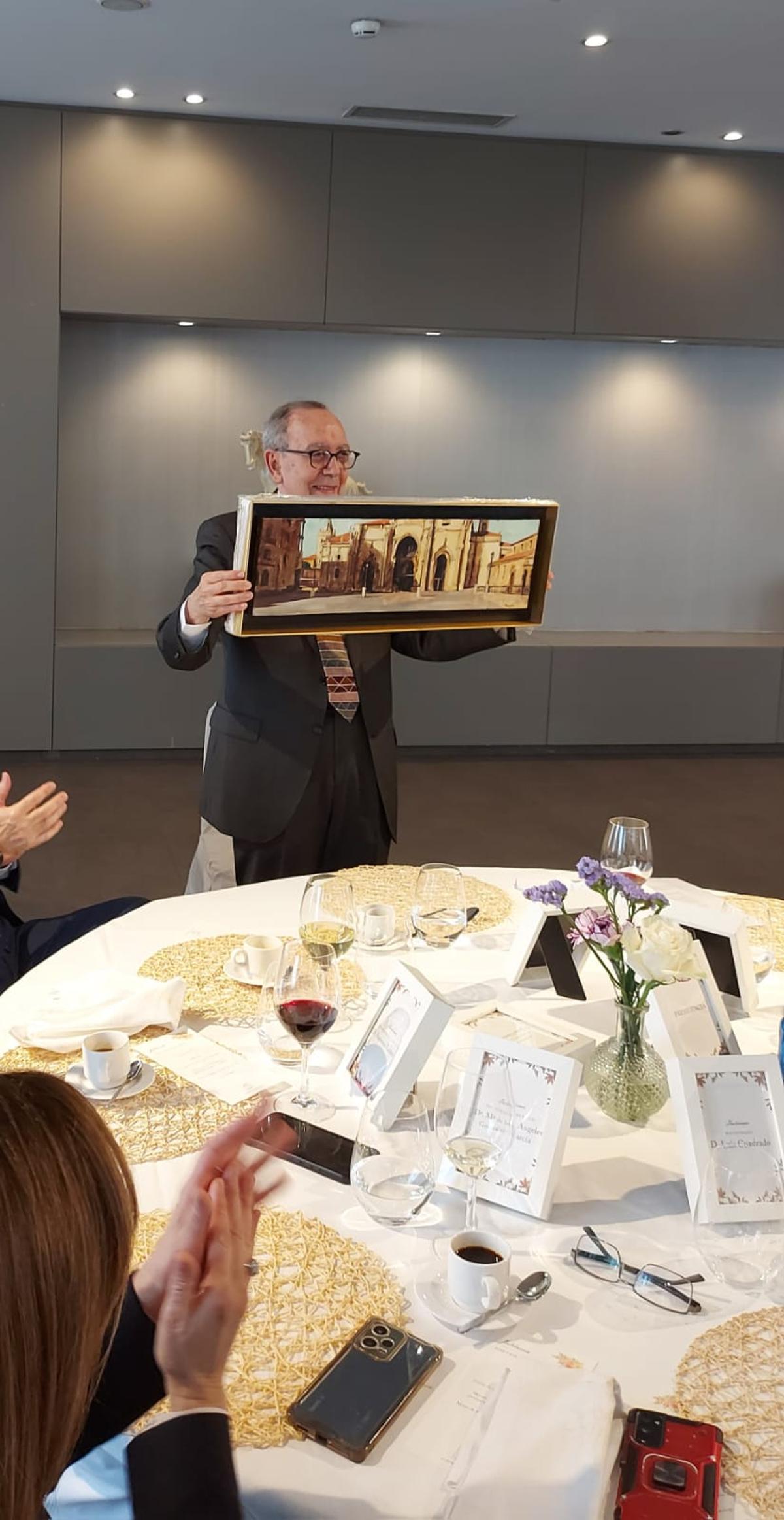 Santos, con uno de los obsequios recibidos en el homenaje.