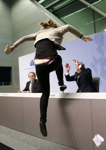 Una joven irrumpe en la rueda de prensa de Draghi