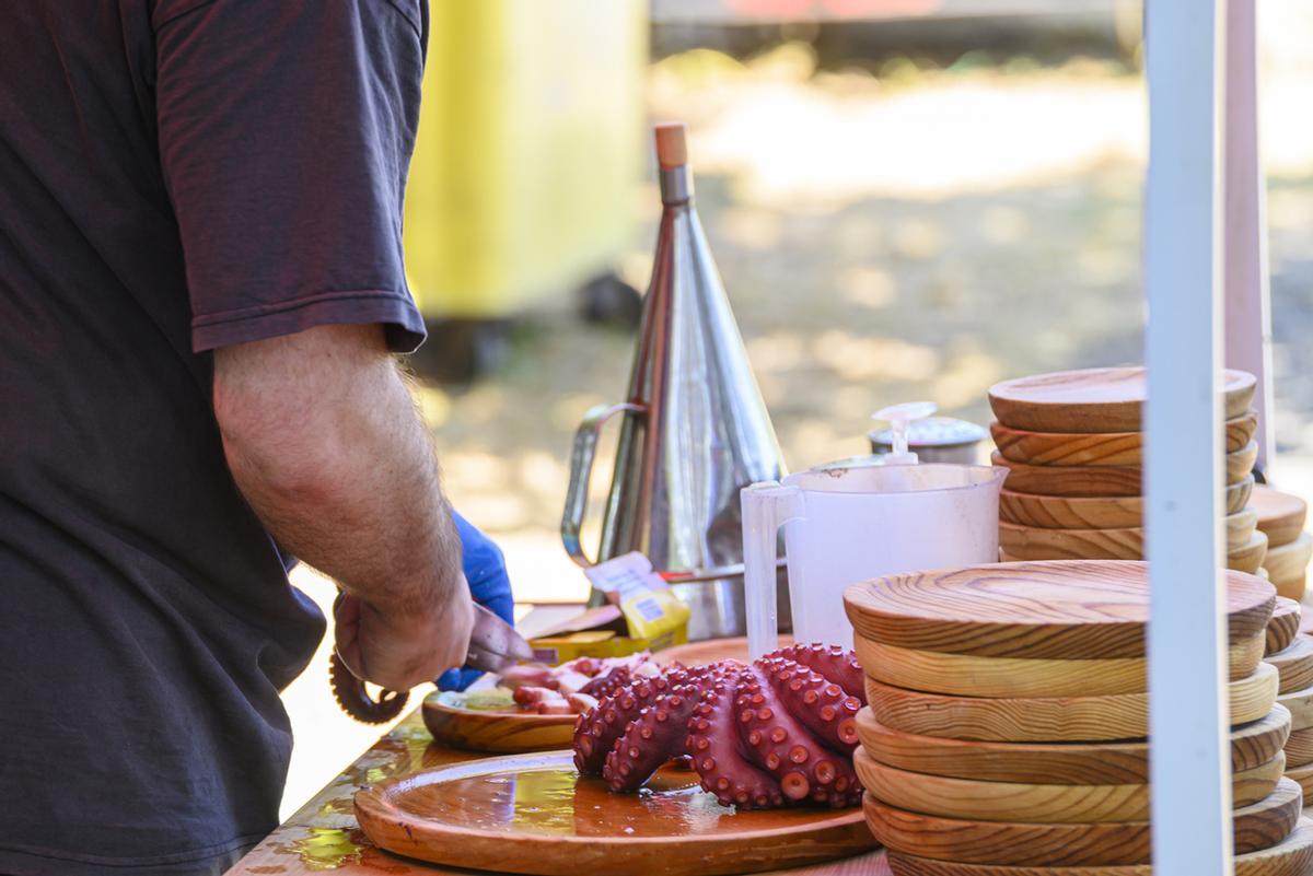 Un mercadillo... en el que comer un pulpo muy rico.