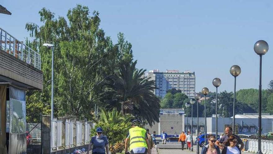 Restos del botellón de las fiestas de Santa Rita en la zona TIR. // Iñaki Abella