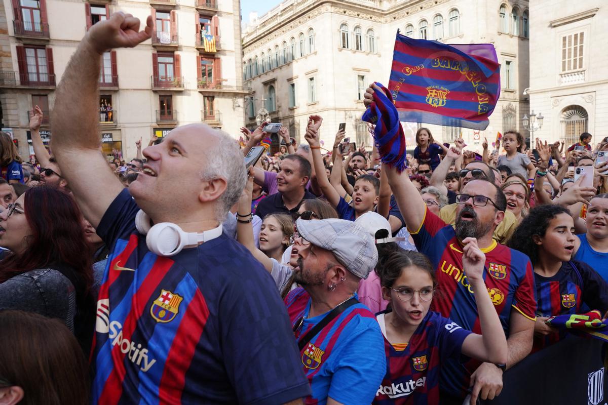 El Barça femenino celebra en la plaça Sant jaume