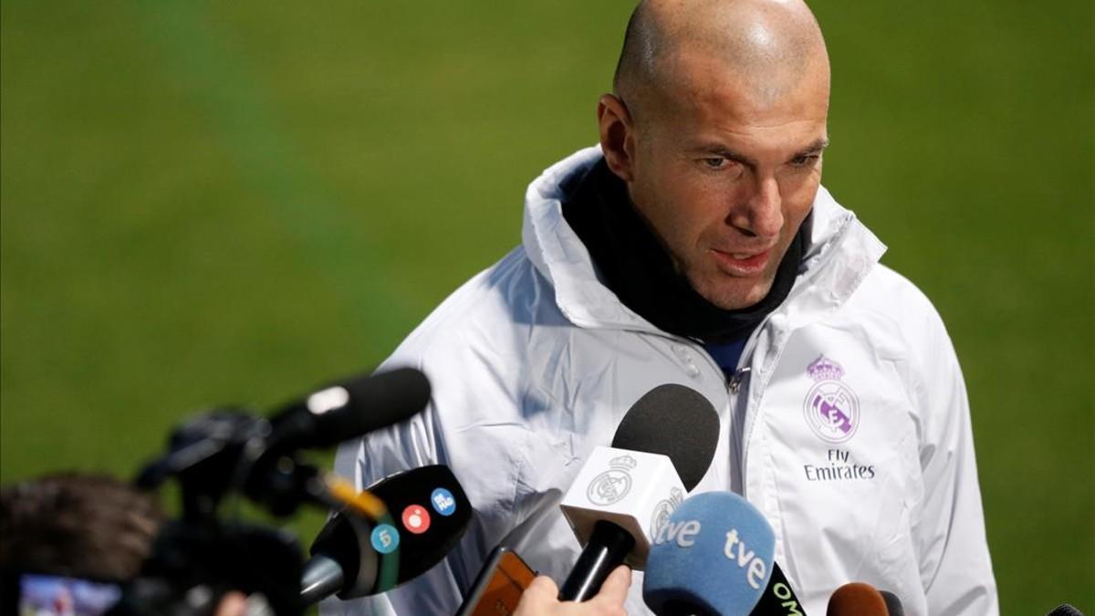 Zidane atiende a la prensa antes de dirigir el primer entrenamiento del Madrid en Yokohama