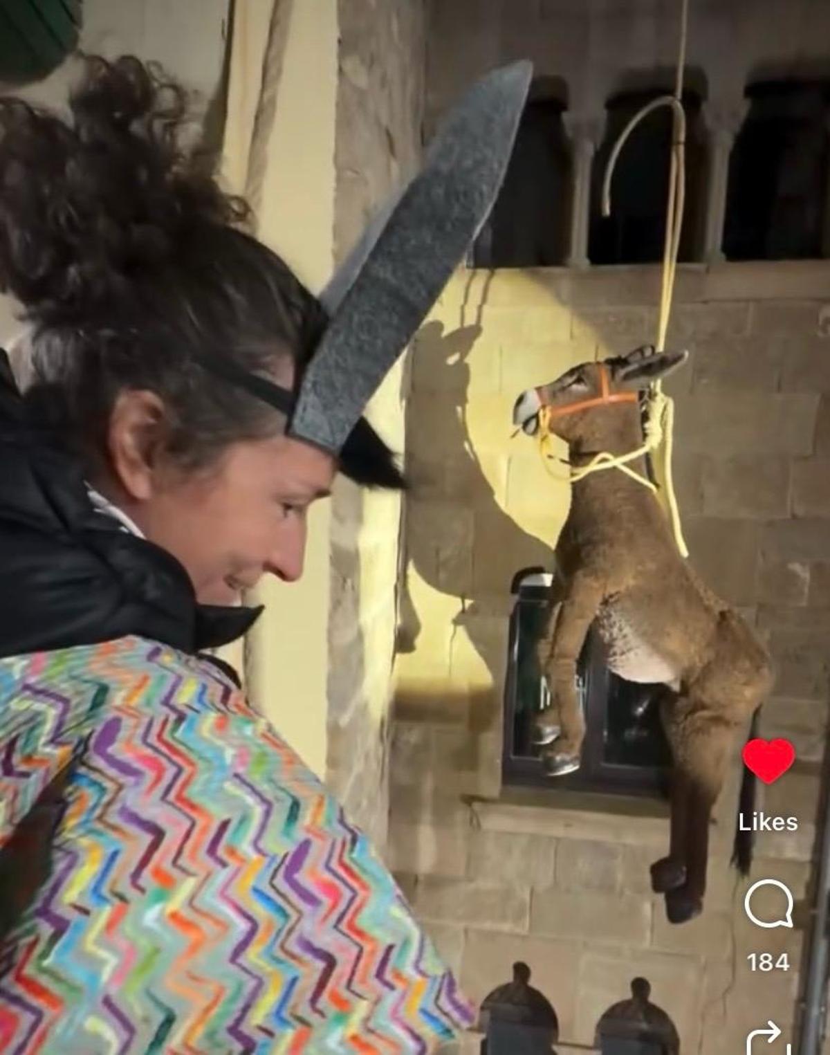 La Mata-ruc d'Honor, Núria Picas, durant la penjada de l'animal de cartó pedra