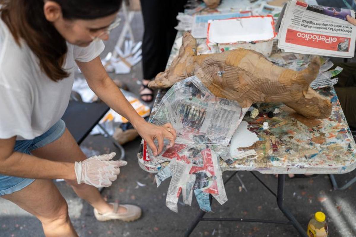 Vecinos utilizan ejemplares de El Periódico como parte de la decoración de la calle Mozart durante los preparativos de la Festa Major de Gràcia. Vecinos utilizan ejemplares de El Periódico como parte de la decoración de la calle Mozart durante los preparativos de la Festa Major de Gràcia.